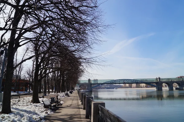 Gorki Park Moskva Nehri'nin kıyısında