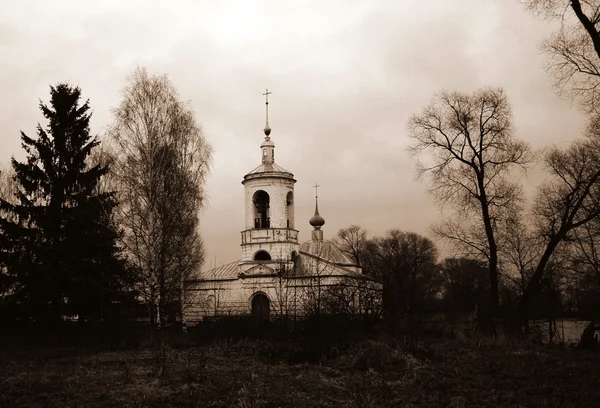 Alte Holzkapelle im Wald — Stockfoto