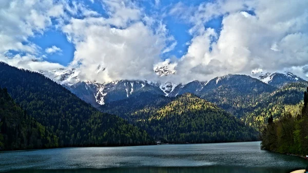 Lago da montanha Ritsa — Fotografia de Stock