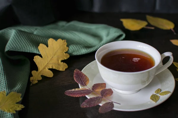 Schwarzer Tee Mit Keksen Auf Dunklem Hintergrund Mit Gelben Eichenblättern — Stockfoto