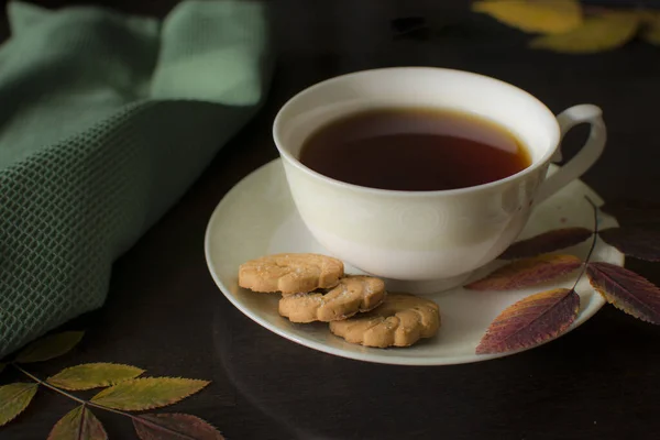 Black Tea Cookies Dark Background Yellow Oak Leaves View Photo — Stock Photo, Image