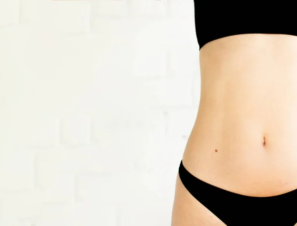 Weiblicher Bauch Auf Weißem Hintergrund Selektives Fokusfoto Mit Rauscheffekt — Stockfoto