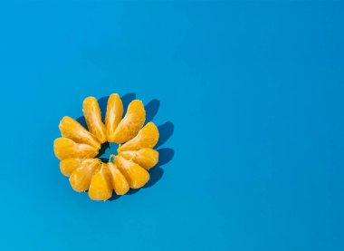 Mavi arka planda Mandarin. Fotoğraf seçici odak ve gürültü efektiyle çekildi