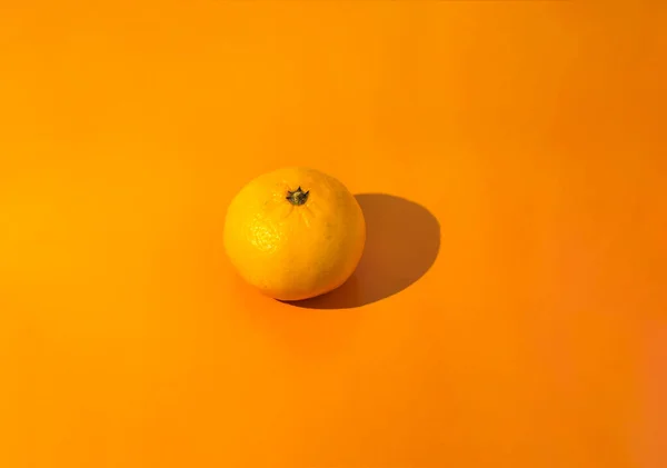 Tangerine Sur Fond Orange Centre Photo Prise Avec Mise Point Photo De Stock