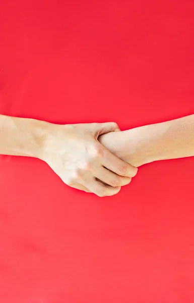 Kobiece Ręce Czerwonym Tle Zdjęcie Zostało Zrobione Wybiórczą Ostrością Efekt — Zdjęcie stockowe