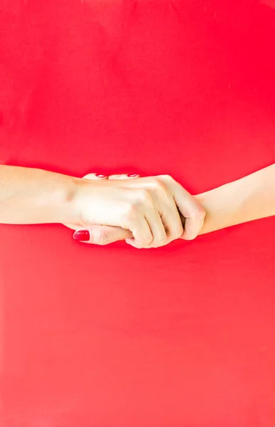 Weibliche Hände Auf Rotem Hintergrund Das Foto Wurde Mit Selektivem — Stockfoto