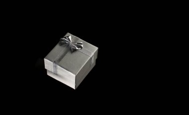 Siyah arka planda gümüş mücevher kutusu. Fotoğraf seçici odak ve gürültü efektiyle çekildi.