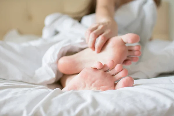 Pieds Femme Démangeaisons Griffures Main Jambe Photo Prise Dans Lit Images De Stock Libres De Droits