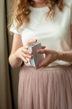 Kadın eli kartları tutuyordu. Seçici bir odak ile çekilmiş bir fotoğraf ve gürültü etkisi var. İyileştirici. Mecazi kartlar