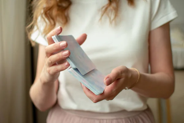 Les Mains Des Femmes Tiennent Des Cartes Une Photo Été Photo De Stock