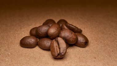 Kahve çekirdeği ve kahve.