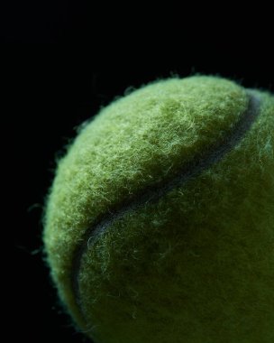 Siyah arkaplanda yeşil tenis topu
