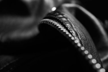 Siyah deri ceket ve metalik detayları.