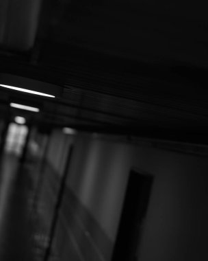 Geceleri boş hastane koridoru