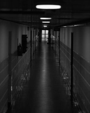 Geceleri boş hastane koridoru