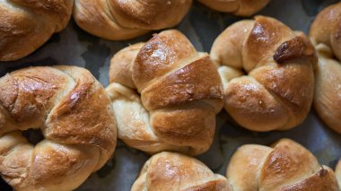 Kruvasan kahveye eşlik etmek için kahvaltıya hazır.