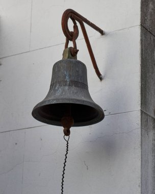 Duvarda asılı paslı bir çan