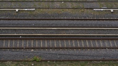 Çimenli paslı tren yolları