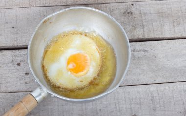 Masada ahşap bir tavada kızarmış yumurta