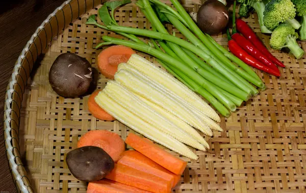 Légumes frais sur fond de table en bois — Photo