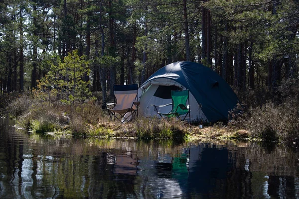 森の湖の近くのテント — ストック写真