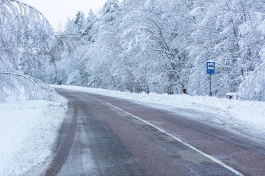 Yolda karlı bir kış günü