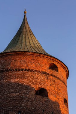 Güneşli bir bahar gününde Old Riga sokaklarında bir yürüyüş.