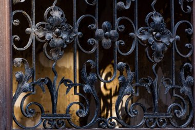 Güneşli bir bahar gününde Old Riga sokaklarında bir yürüyüş.