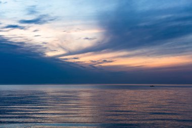 Yazın çadırlarla nehirde kano yapmak.