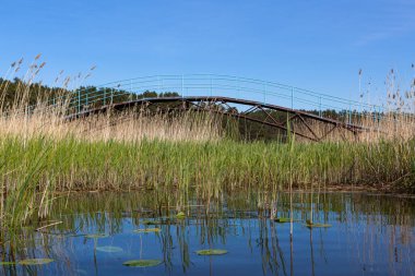 Nehir yazın kumlu ve yağmurlu kıyılarla dolu.