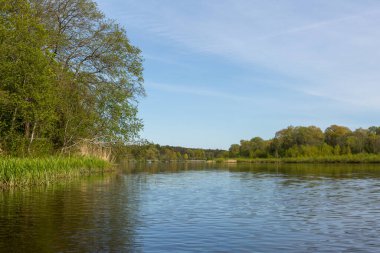 Nehir yazın kumlu ve yağmurlu kıyılarla dolu.