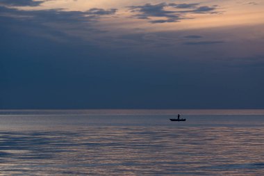 Gölde ve denizde bulutlu bir manzara Kanolar ve teknelerle