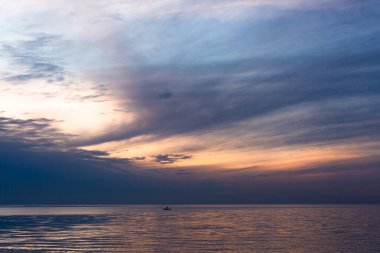 Gölde ve denizde bulutlu bir manzara Kanolar ve teknelerle