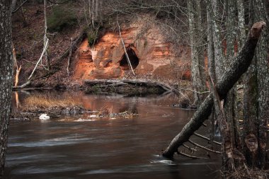 kumtaşı kayalıklarla Nehri boyunca