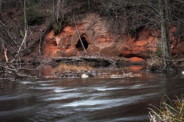 kumtaşı kayalıklarla Nehri boyunca