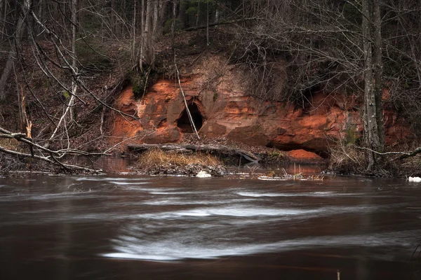 Скалы из песчаника вдоль реки — стоковое фото