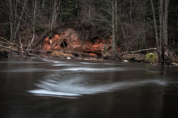 Zandstenen rotsen langs de rivier — Stockfoto