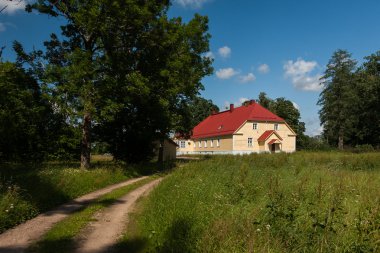 Letonya 'da doğada güzel bir kulübe