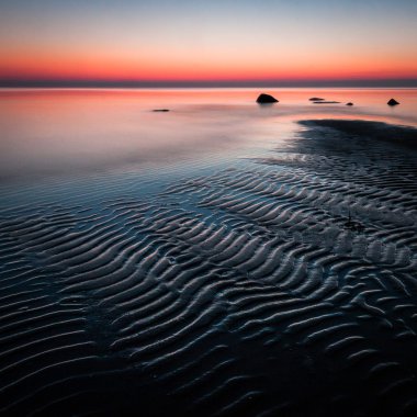 Yalı batımında taşlarla