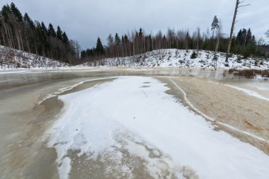 Donmuş nehir ve kış manzarası