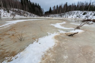 Donmuş nehir ve kış manzarası