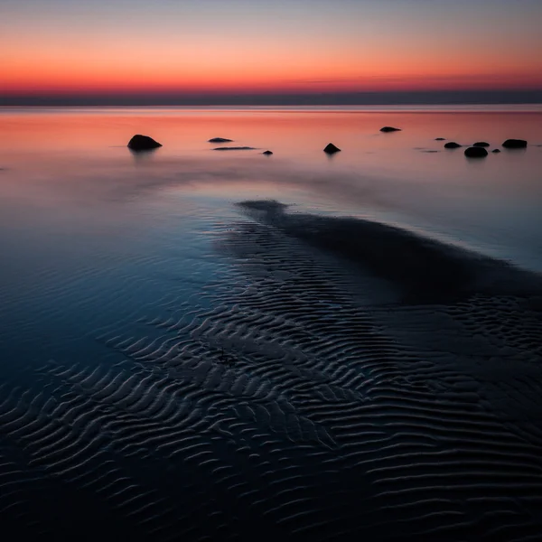 Kust Van Zee Met Stenen Bij Zonsondergang — Stockfoto