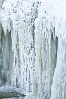 Kış mevsiminde donmuş şelale