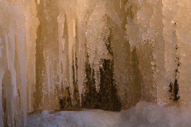 Kış mevsiminde donmuş şelale 