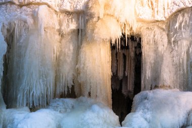 Kış mevsiminde donmuş şelale 