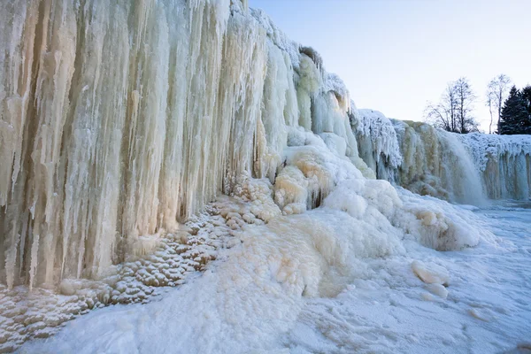 Zamrożony Wodospad Sezonie Zimowym — Zdjęcie stockowe