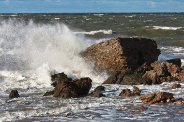 Büyük taşlı deniz kıyısı