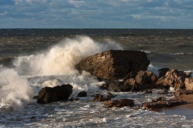 Büyük taşlı deniz kıyısı