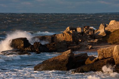 Büyük taşlı deniz kıyısı