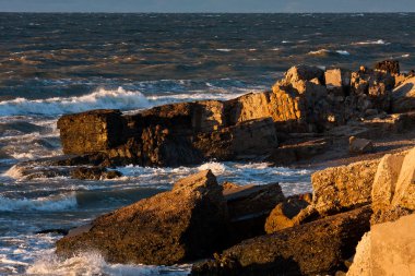 Büyük taşlı deniz kıyısı